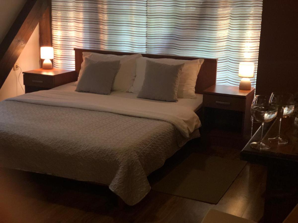 Guesthouse Pod Rastockim Krovom スルニュ エクステリア 写真