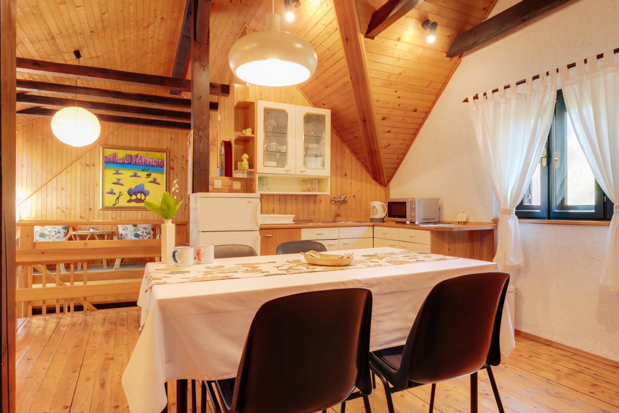Guesthouse Pod Rastockim Krovom スルニュ エクステリア 写真